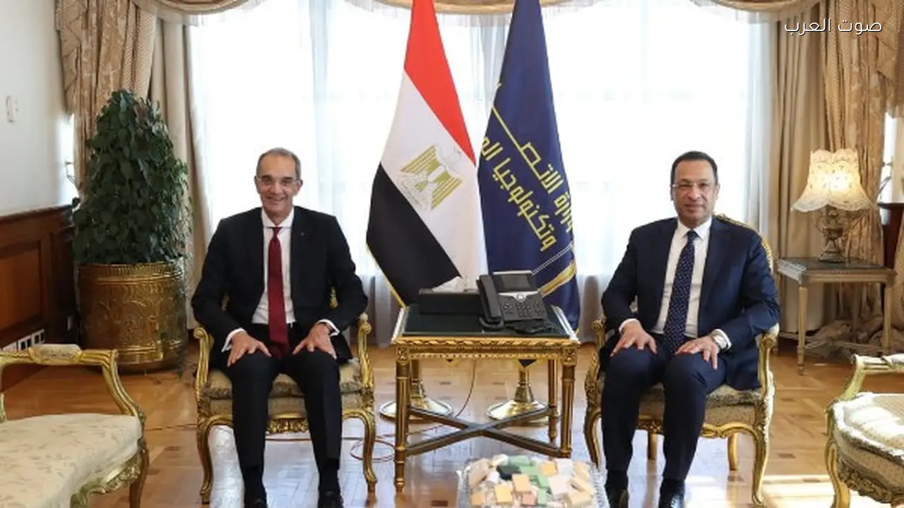 رأفت هندي يستقبل وزير الاتصالات السابق بممر شرفي