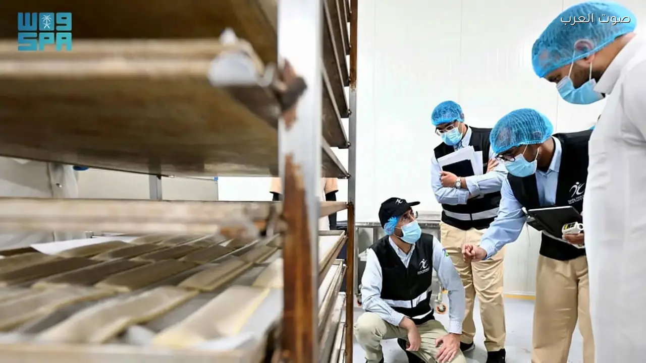رئيس الغذاء والدواء يزور مصانع ومستودعات غذائية في المدينة المنورة