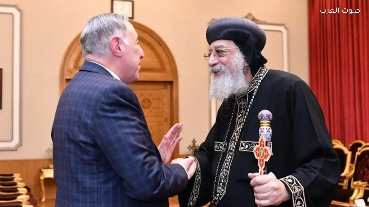 رئيس المحكمة الدستورية يزور البابا تواضروس للاطمئنان على صحته