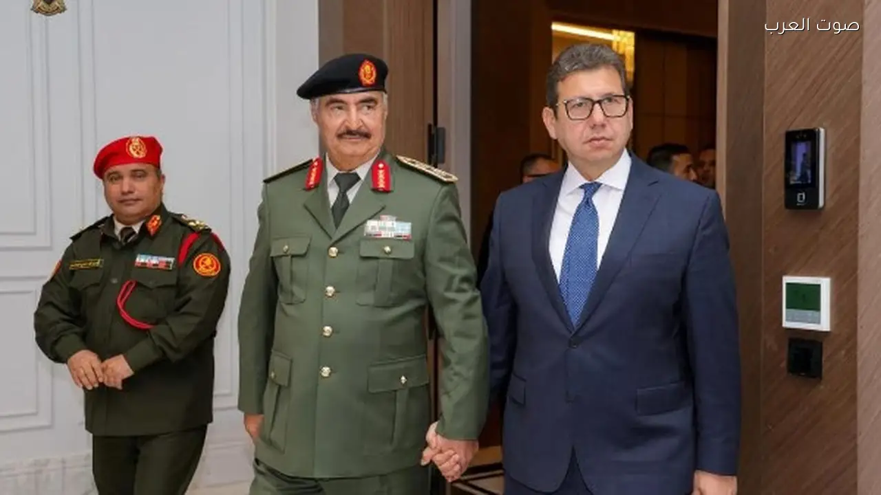 رئيس المخابرات العامة يلتقي حفتر وينقل تحيات السيسي