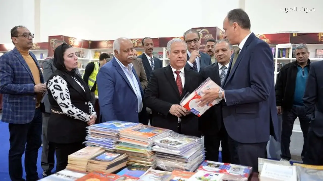 رئيس الهيئة الوطنية للصحافة يتفقد أجنحة المؤسسات القومية في معرض الكتاب