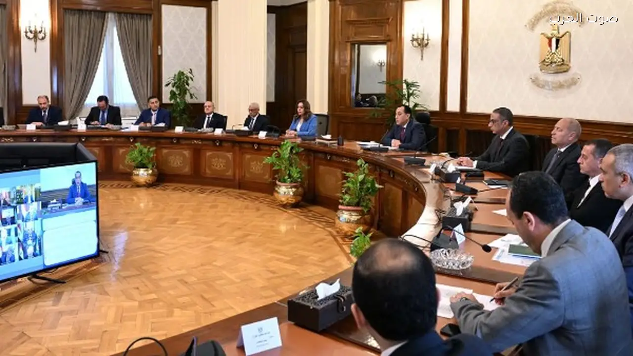 رئيس الوزراء يطالب المحافظين بتحسين التواصل مع نواب البرلمان