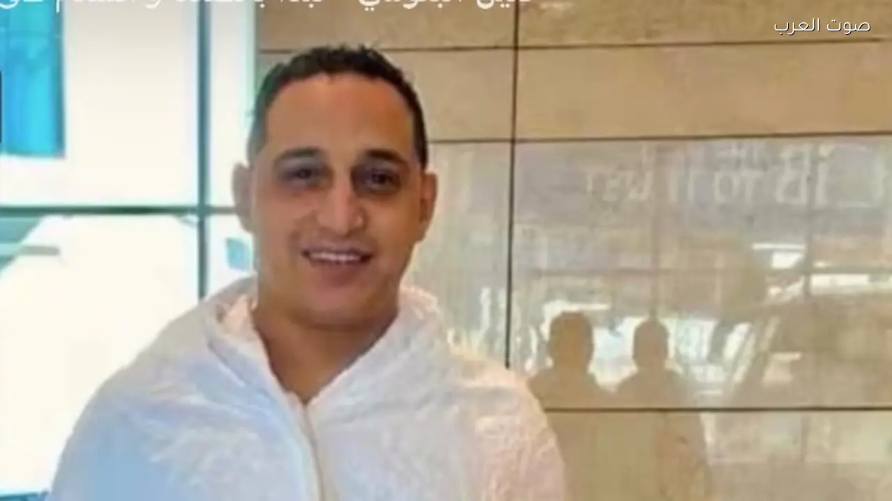 رضا البحراوي يؤدي العمرة ويدعو لوالدته أمام الكعبة