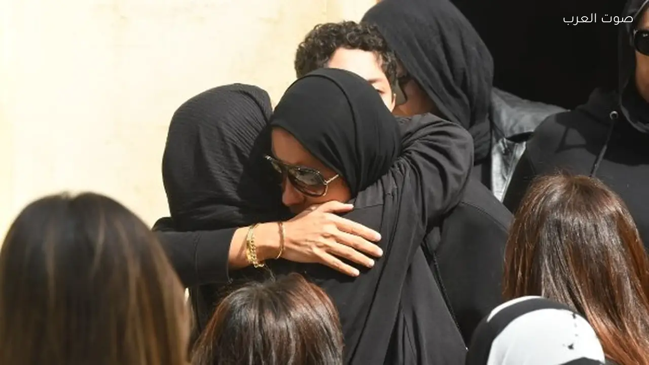 ريم مصطفى تنهار في جنازة والدتها وسط مشاعر الحزن