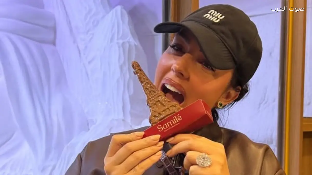 زوجة رونالدو تتناول الشوكولاتة مع أطفالها في حديقة حيوانات بالرياض