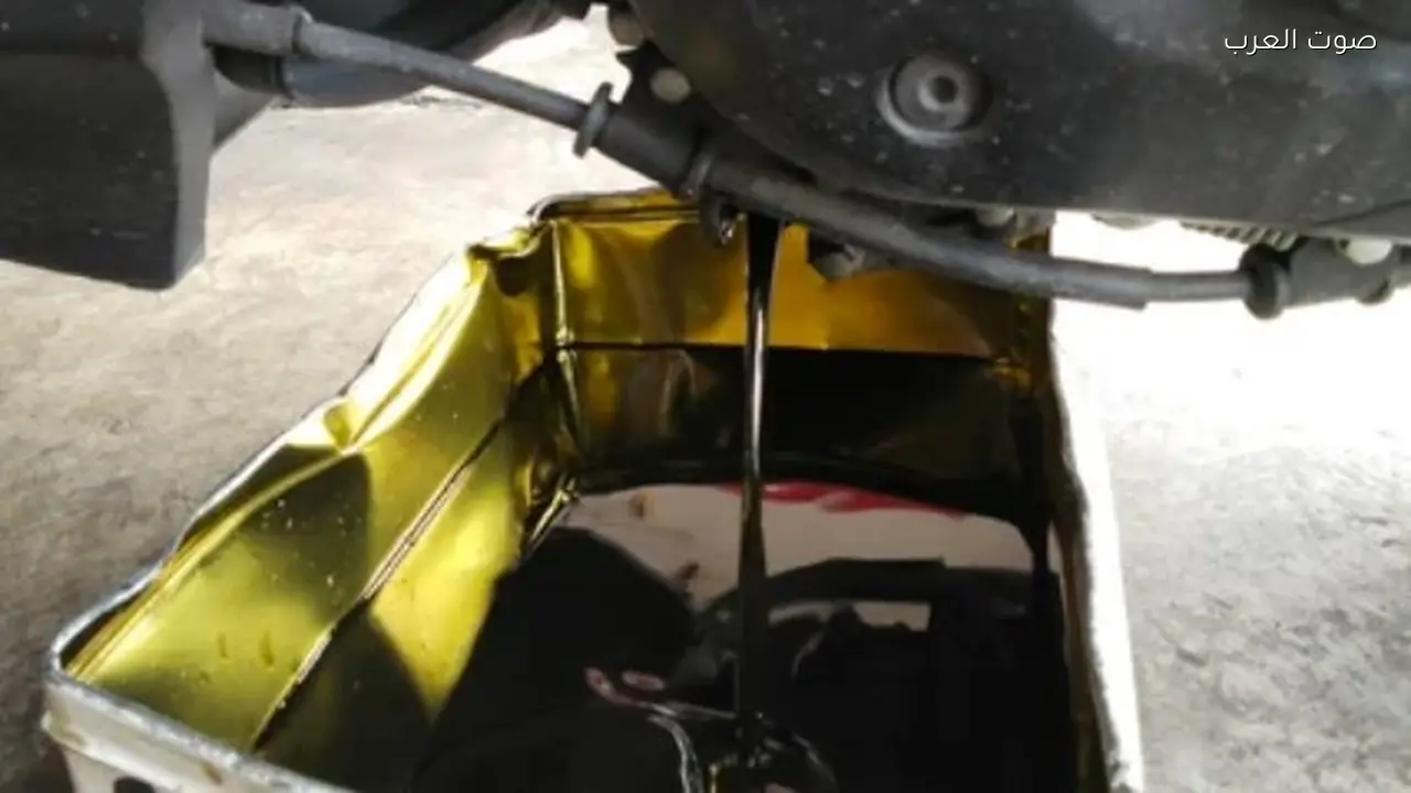 زيت المحرك في سيارتك يتحول إلى اللون الأسود لعدة أسباب