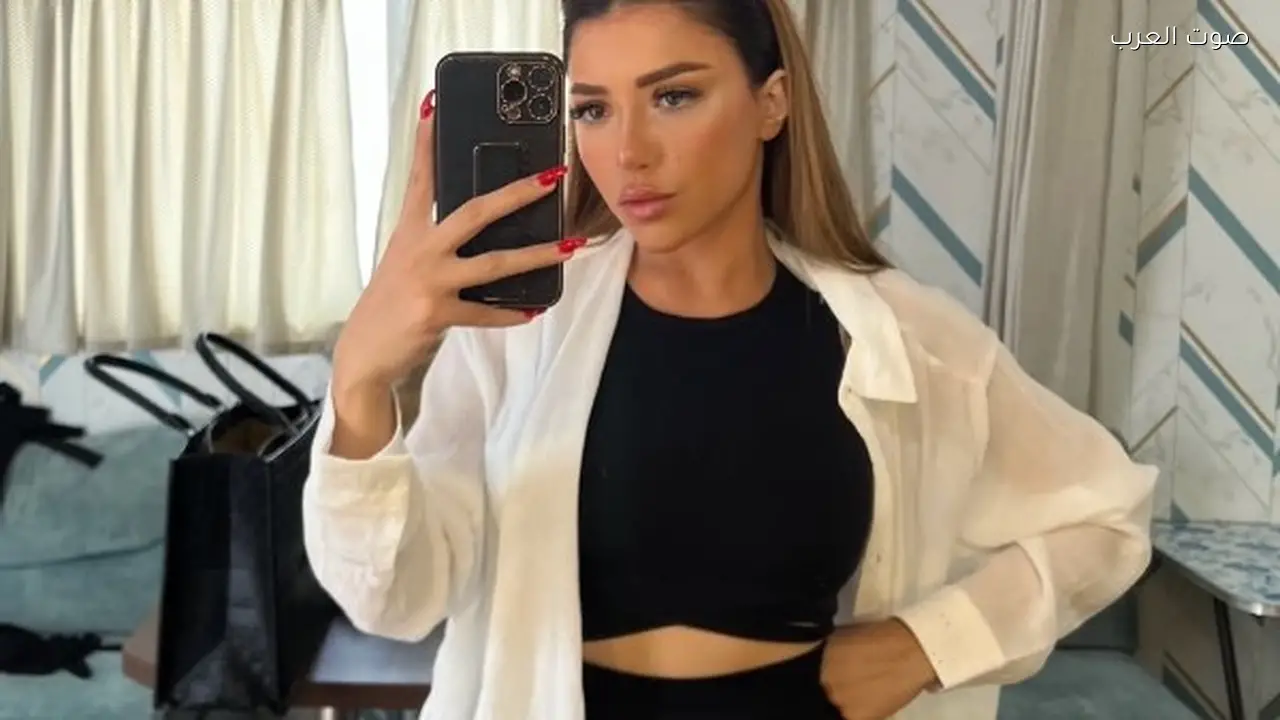 سارة سلامه تثير الجدل بإطلالة جديدة في حدث فني