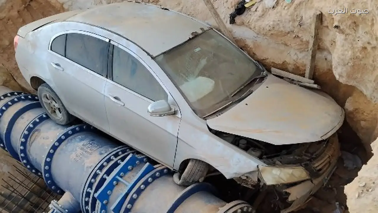 سقوط سيارة في حفرة صرف صحي بمطروح وصور صادمة تظهر الحادث