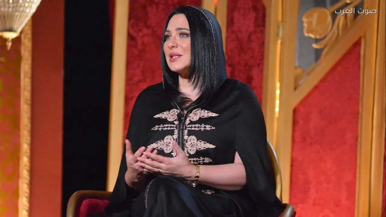 سلاف فواخرجي تدعو لحماية إيران بالحجاب