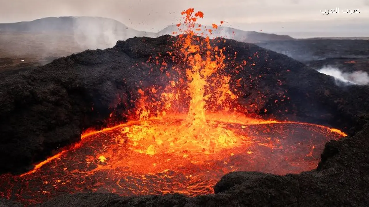 سياح ينجون من انفجار بركاني مفاجئ في جزيرة ريونيون