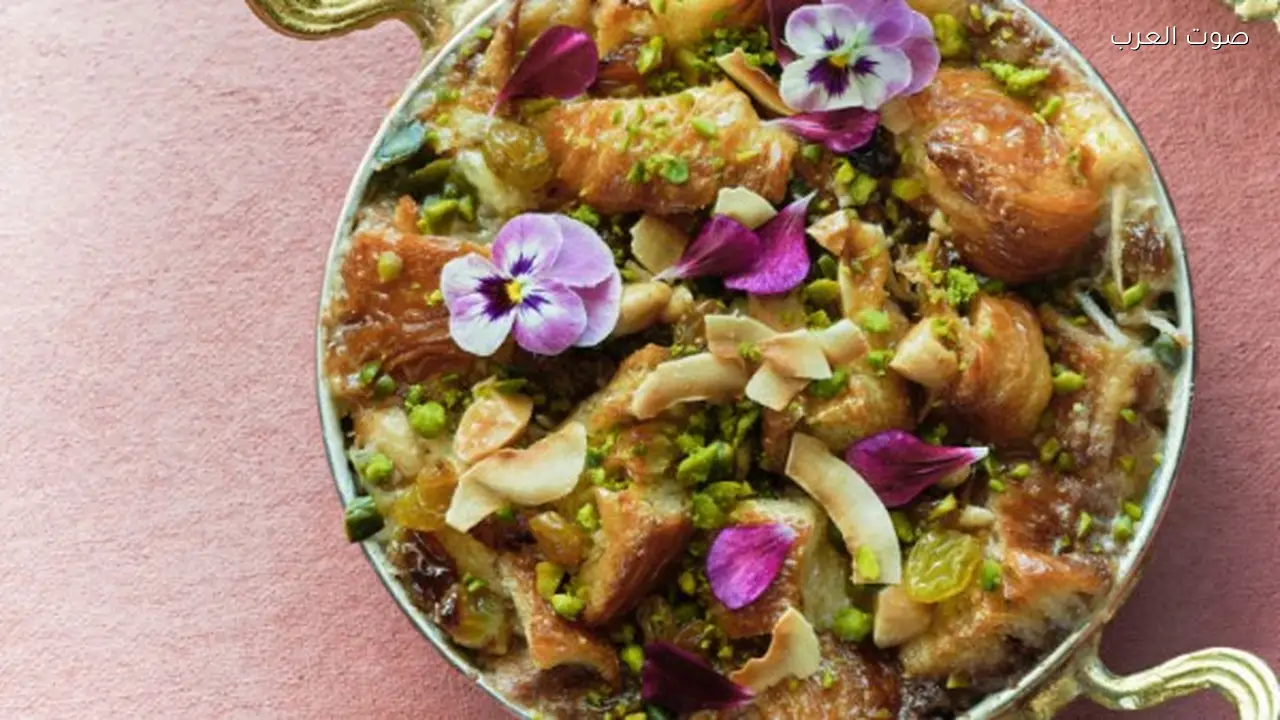 طريقة تحضير أم علي بالقشطة والمكسرات بخطوات سهلة