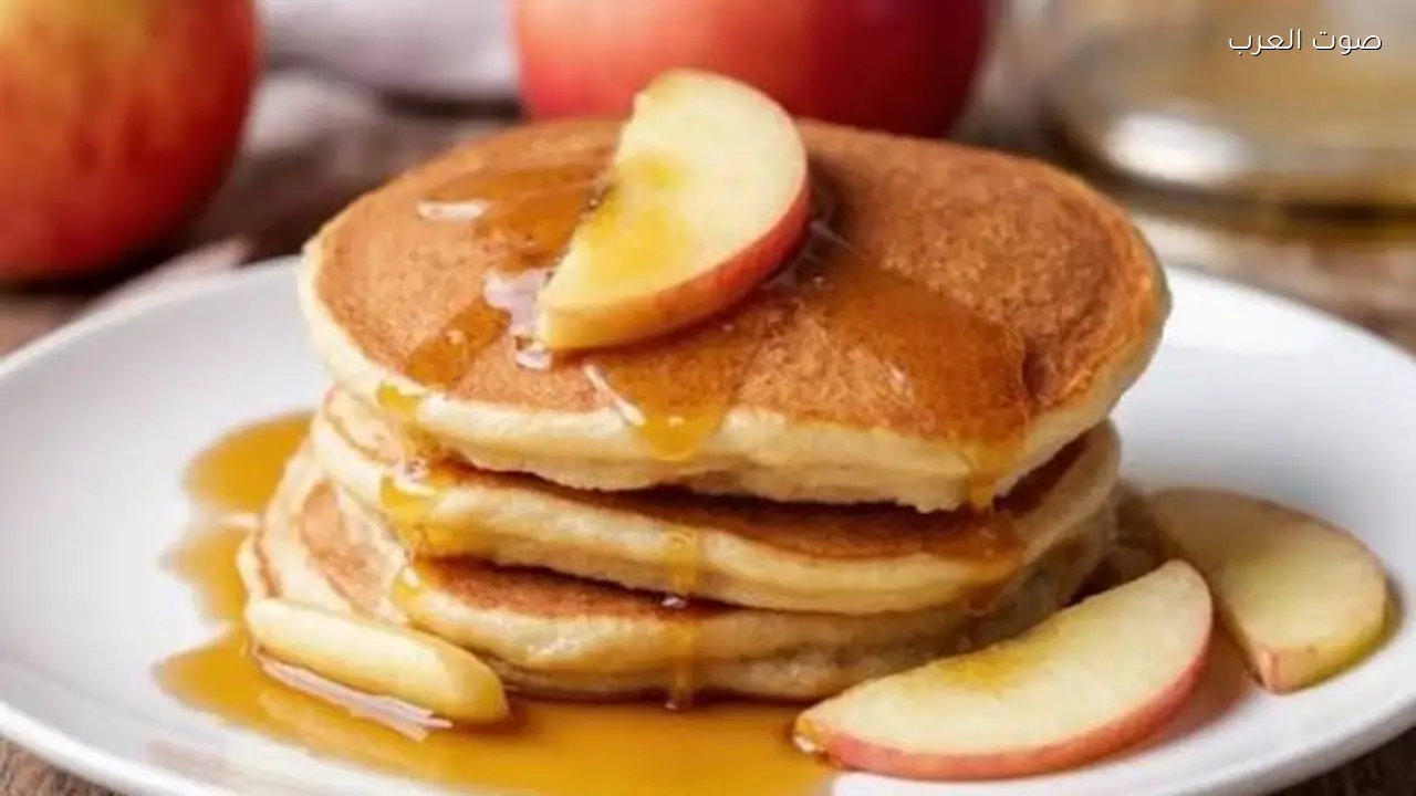 طريقة سهلة لعمل بان كيك التفاح للفطور أو السناك