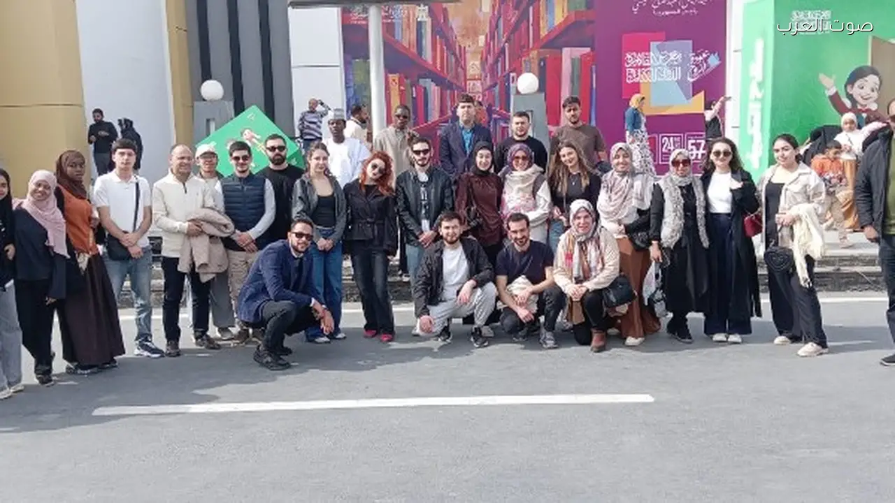 طلاب وافدون يزورون معرض القاهرة الدولي للكتاب