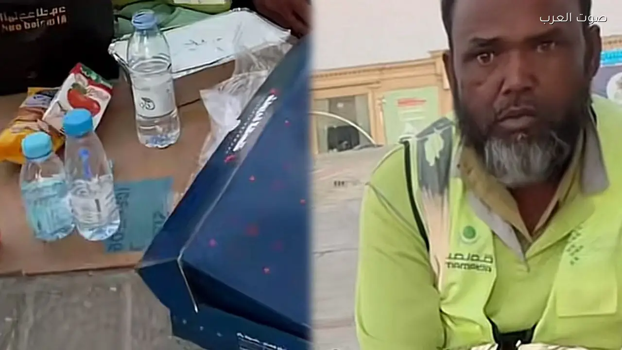 عامل يدعو شاباً للإفطار في الشارع في مشهد إنساني مؤثر