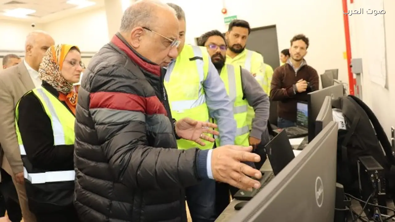 عصمت يتفقد محطة الربط الكهربائي المصري السعودي في بدر