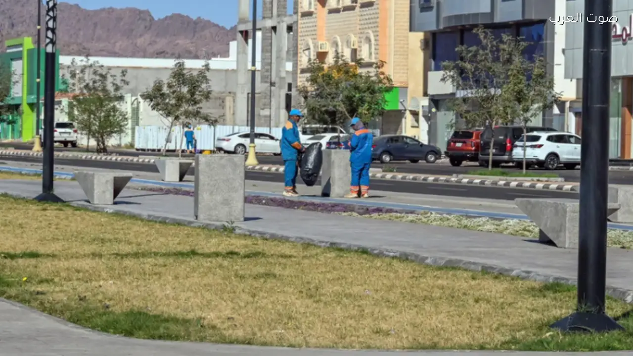 عمال نظافة أمانة حائل يواصلون العمل نهارًا ويفطرون في مواقعهم