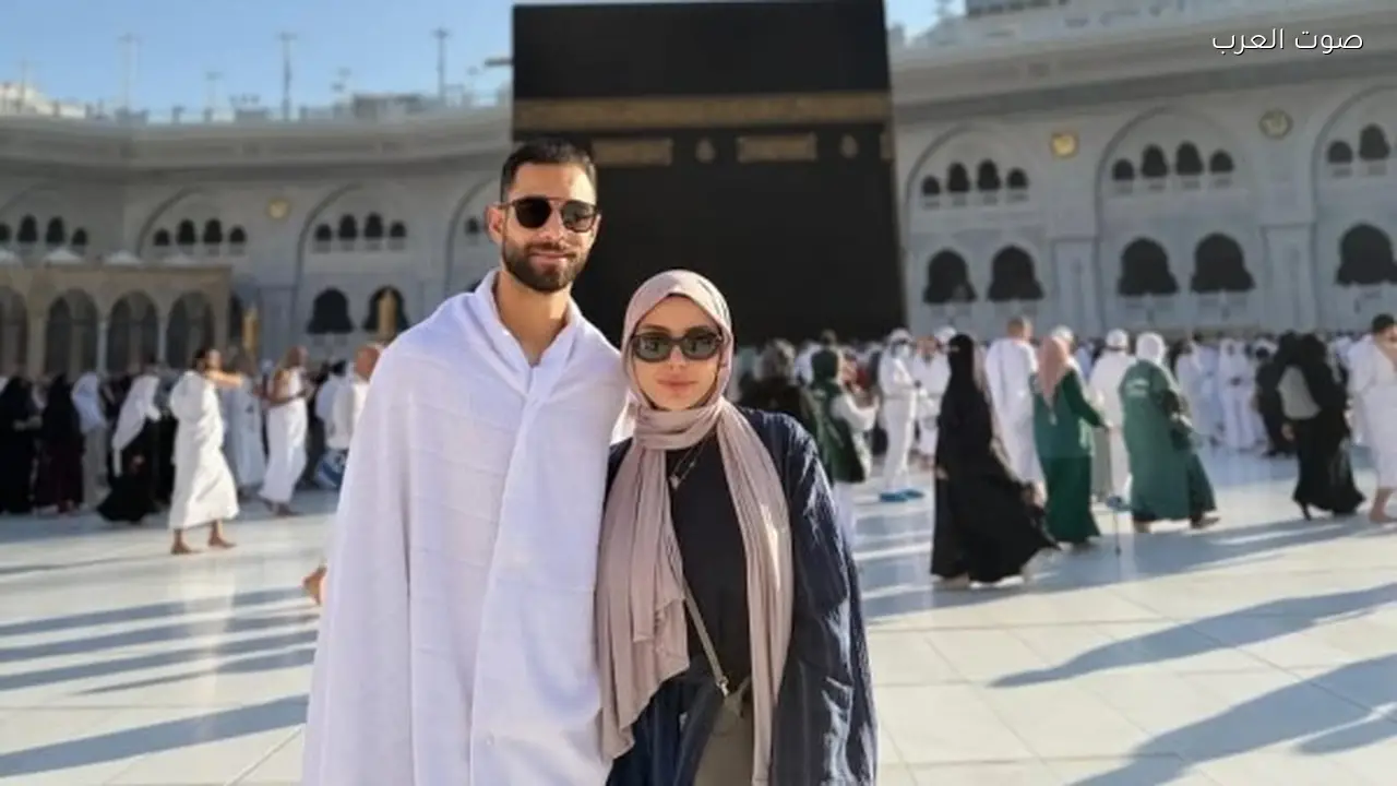 عمرو السولية وزوجته يؤدون مناسك العمرة