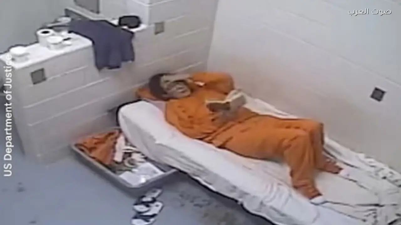 كاميرات المراقبة تكشف تفاصيل حياة مساعدة إبستين في السجن