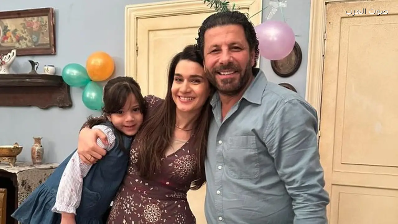 لبنى عزت تظهر كزوجة إياد نصار في “أصحاب الأرض” وتتصدر التريند