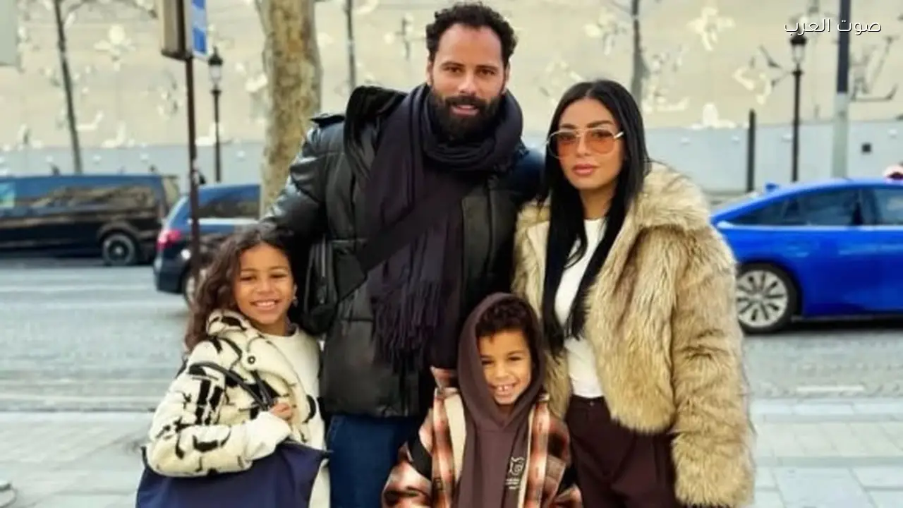 محمود جنش ينشر صورة عائلية مع زوجته وأبنائه