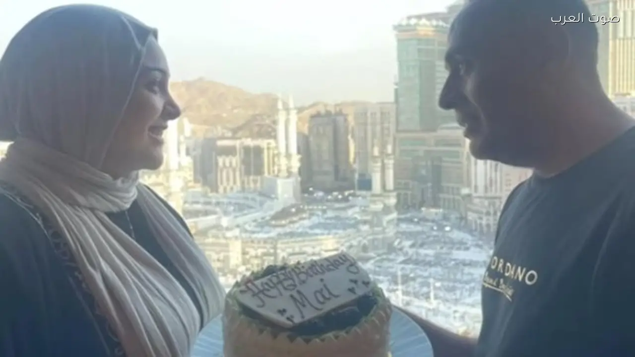 محمود عبد المغني يحتفل بعيد ميلاد زوجته في مكة