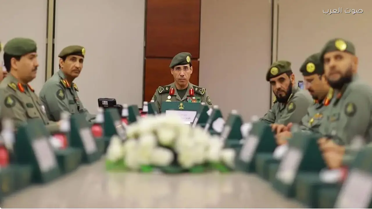 مدير الجوازات يناقش خطة العمرة في اجتماع قيادات القطاع خلال رمضان