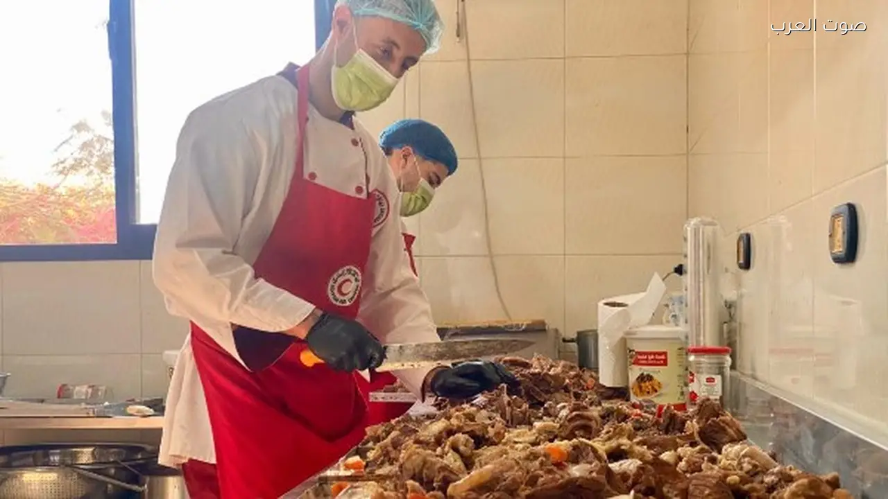 مطبخ «زاد العزة الرمضاني» يوزع إفطار الصائمين في غزة