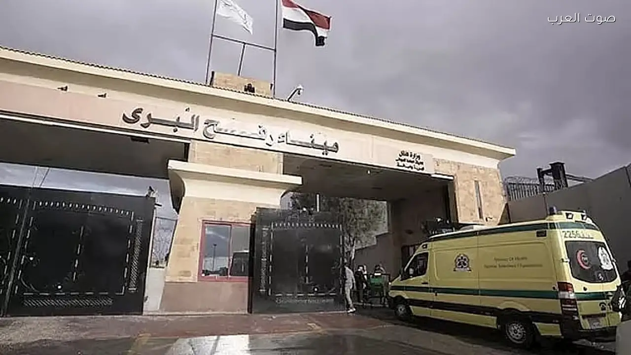 معبر رفح يستقبل جرحى وعائدين فلسطينيين إلى غزة