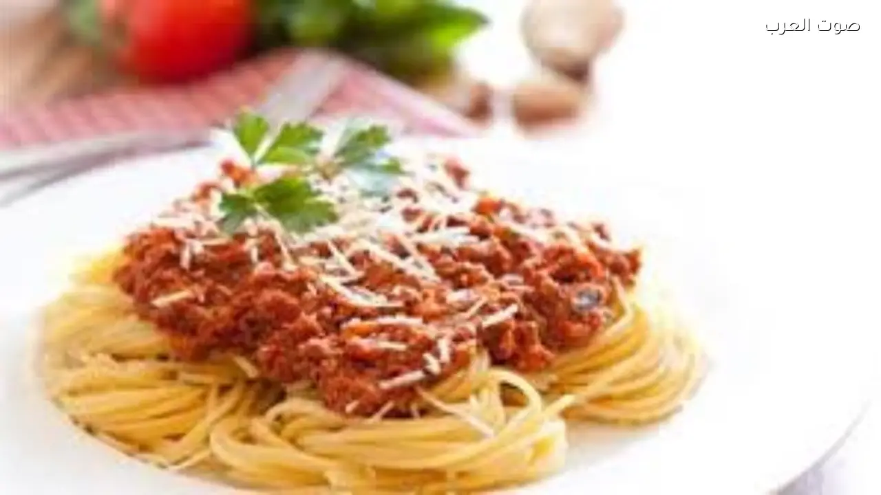 مكرونة بالصلصة واللحمة المفرومة لوجبة عائلية شهية