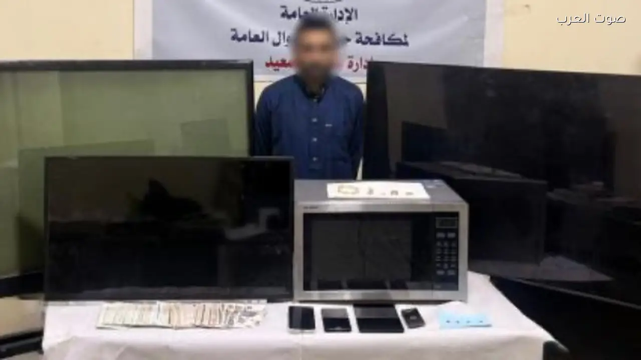 نصاب يتظاهر بموظف خدمة عملاء للاحتيال على المواطنين