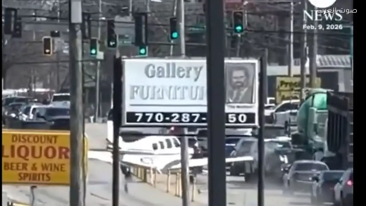 هبوط طائرة اضطراري في شارع مزدحم بأمريكا