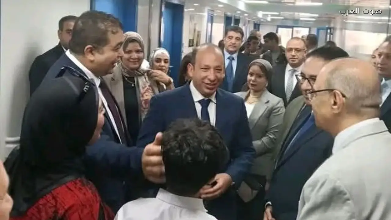 وداع قيادات جامعة القاهرة لطفل أنهى 4 أشهر من العلاج بمستشفى أبو الريش