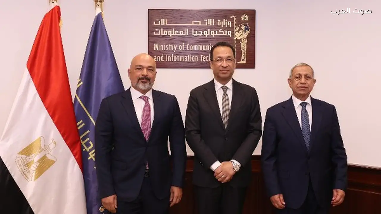 وزير الاتصالات يشهد توقيع شراكة بين الأكاديمية العربية وإي آند مصر