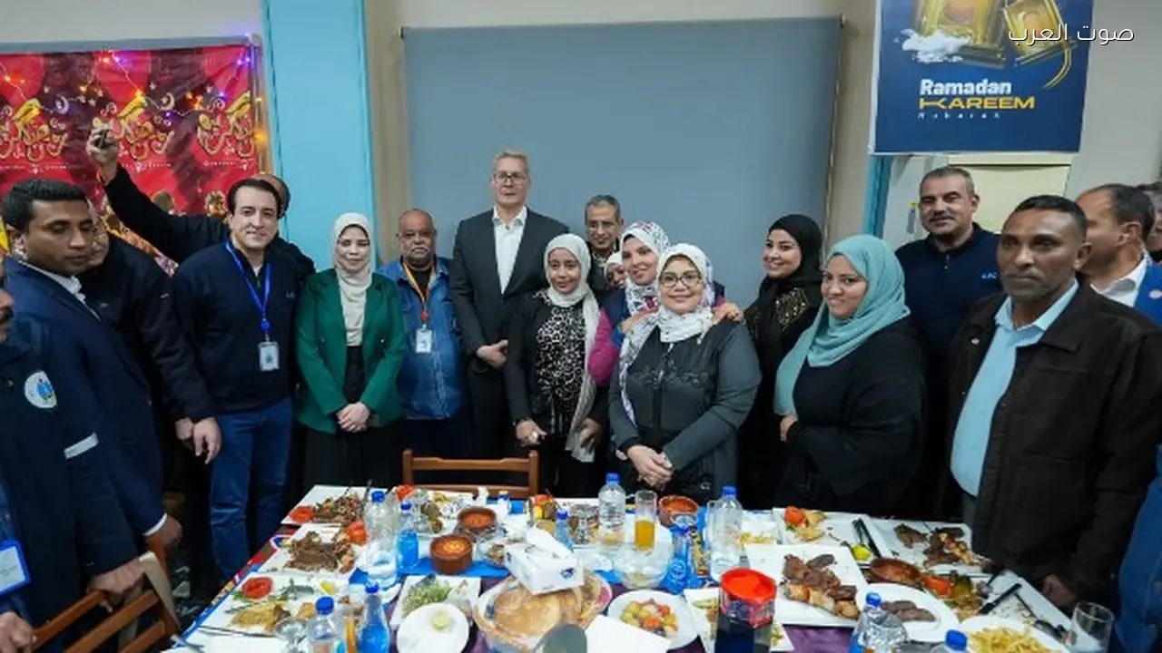 وزير البترول يتناول إفطار رمضان مع العاملين في رأس غارب