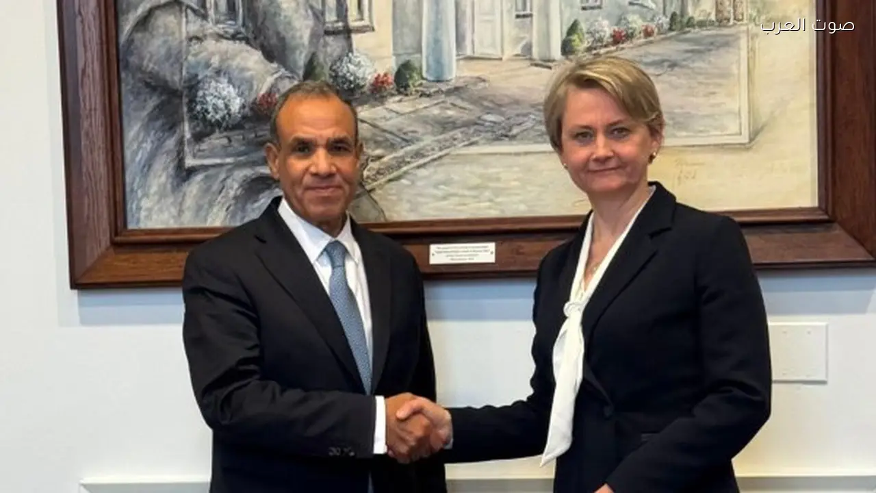 وزير الخارجية يبحث مع نظيرته البريطانية دعم العلاقات الثنائية والوضع الإقليمي
