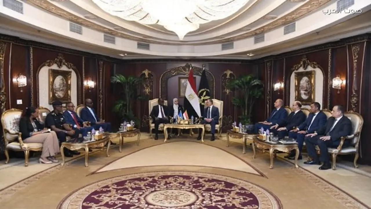 وزير الداخلية يستقبل نظيره الرواندي لتبادل الخبرات الأمنية