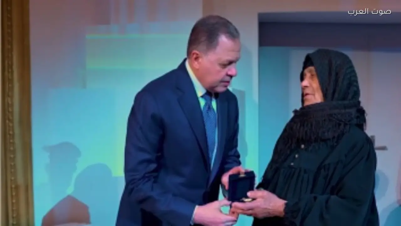 وزير الداخلية يكرم أسر الشهداء والمصابين تقديراً لتضحياتهم