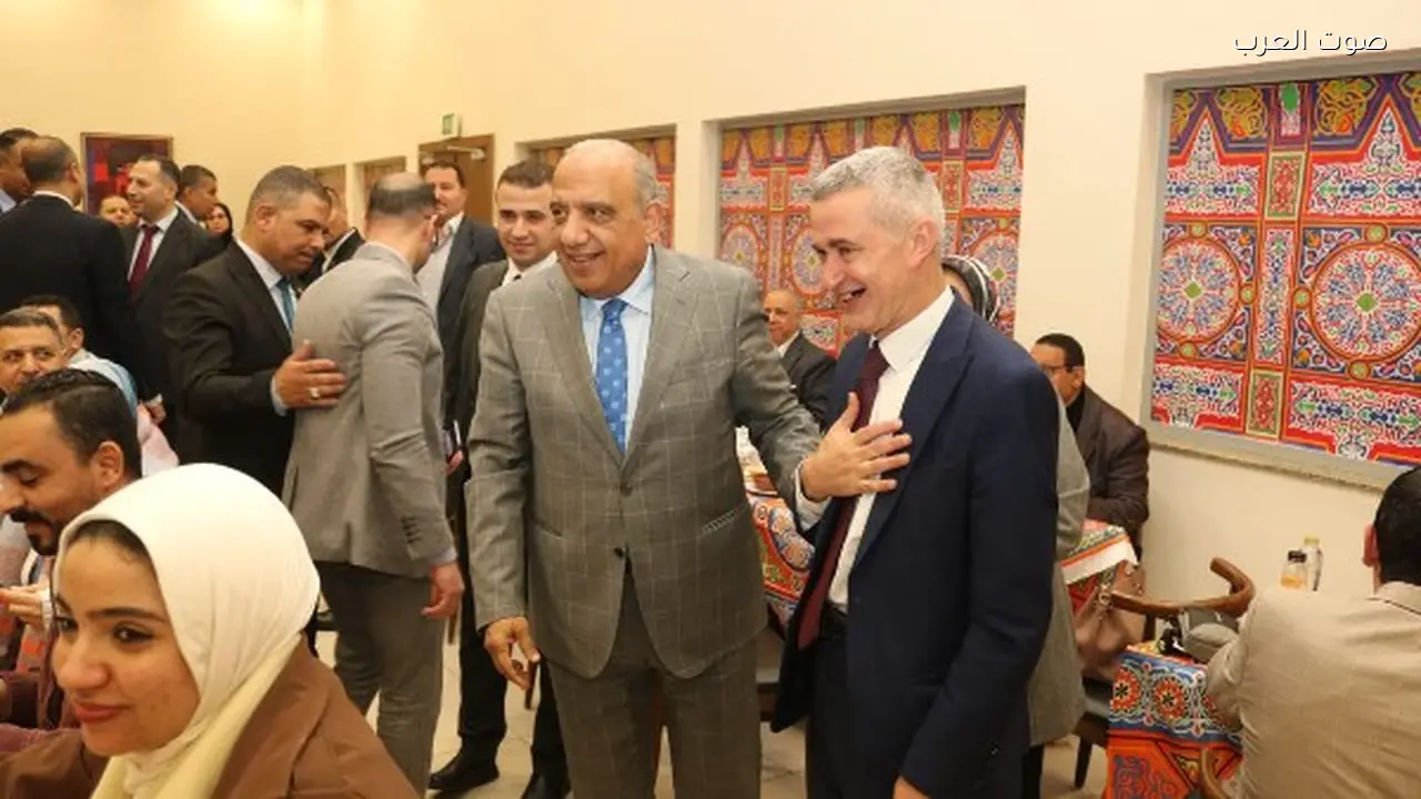 وزير الكهرباء يشارك في الإفطار الجماعي للعاملين بشركات النقل
