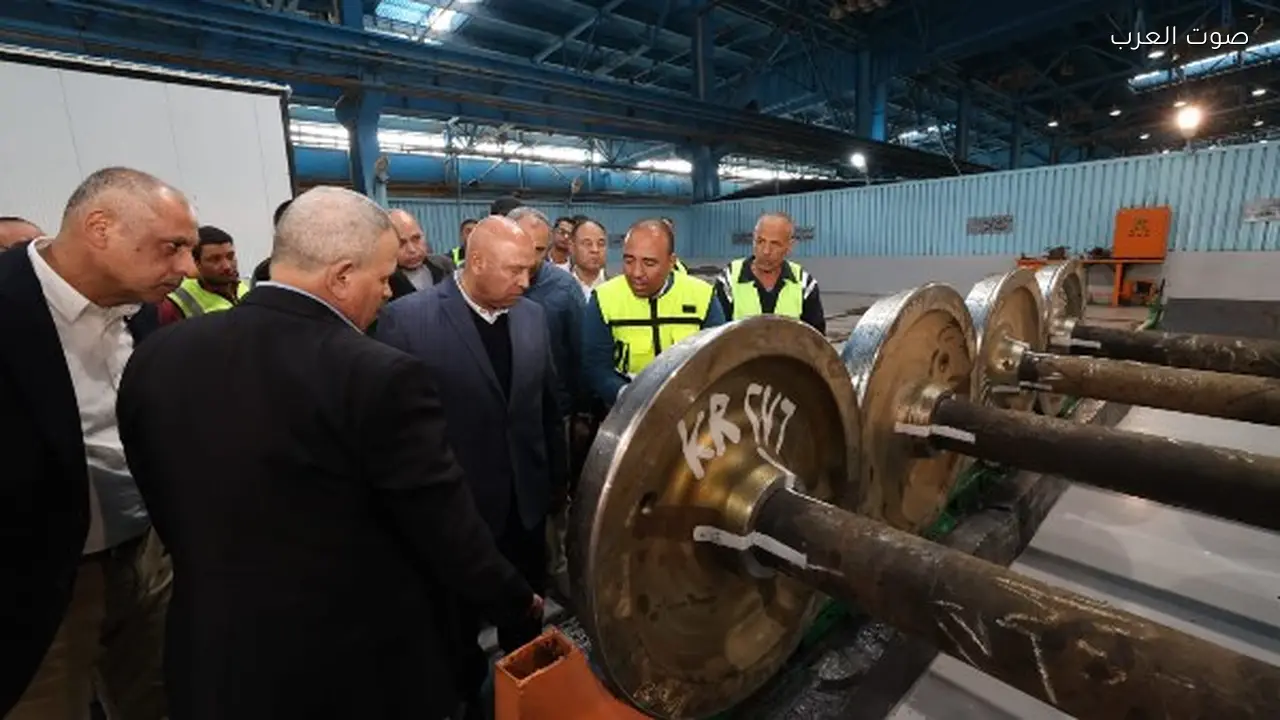 وزير النقل يتفقد ورش كوم أبو راضي ويشارك الإفطار مع العاملين