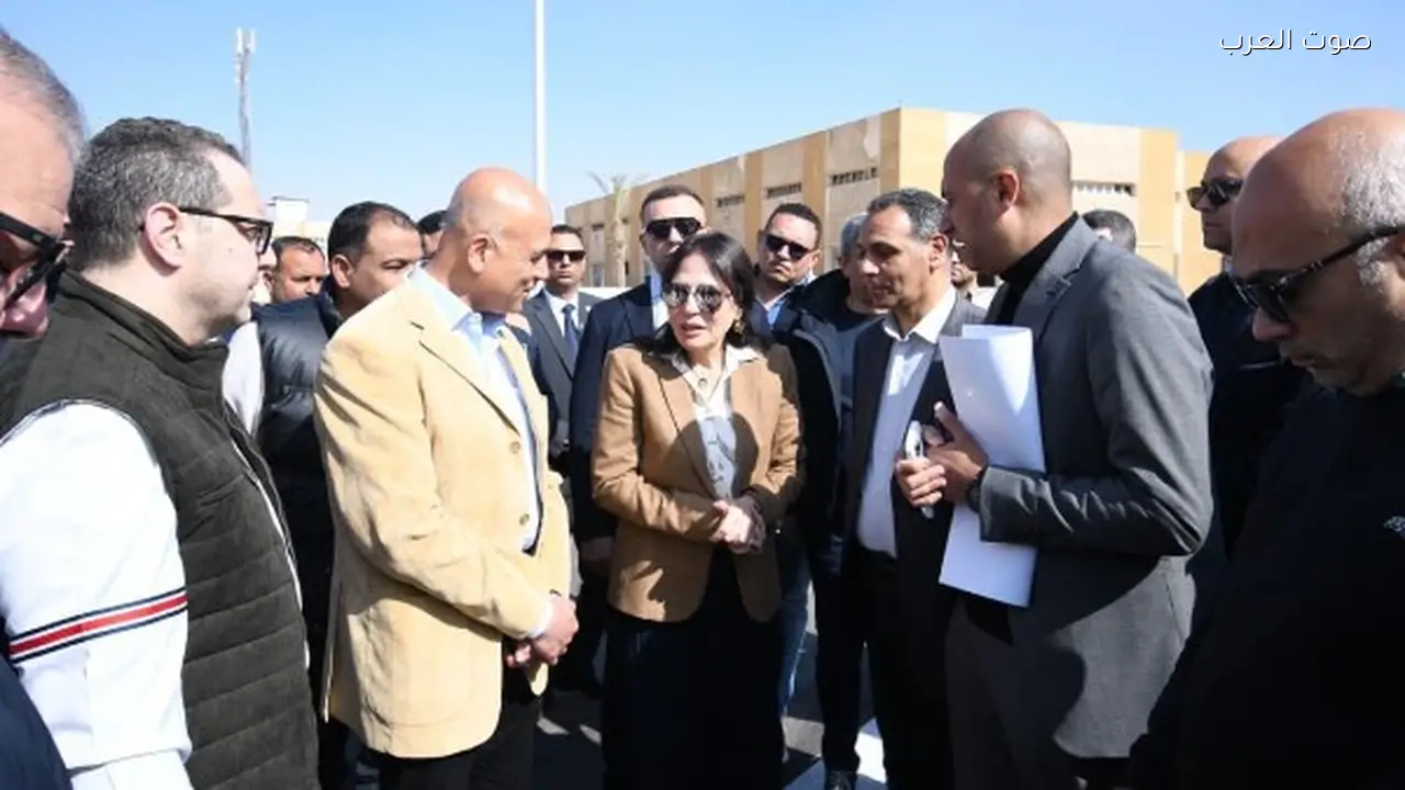 وزيرة الإسكان تتابع تطوير محطة المياه والطرق في الشروق