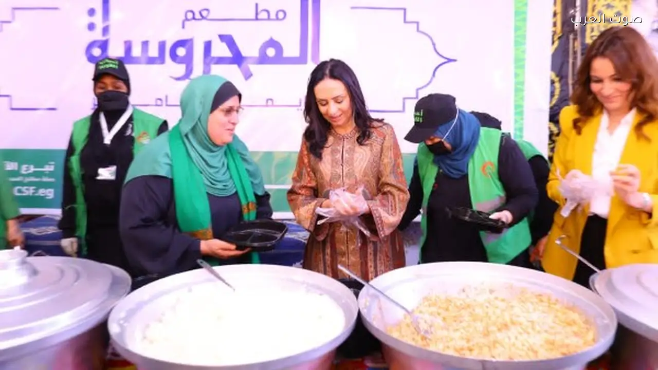 وزيرة التضامن تتفقد خدمات وحدة إطعام الحاجة عزيزة في إمبابة