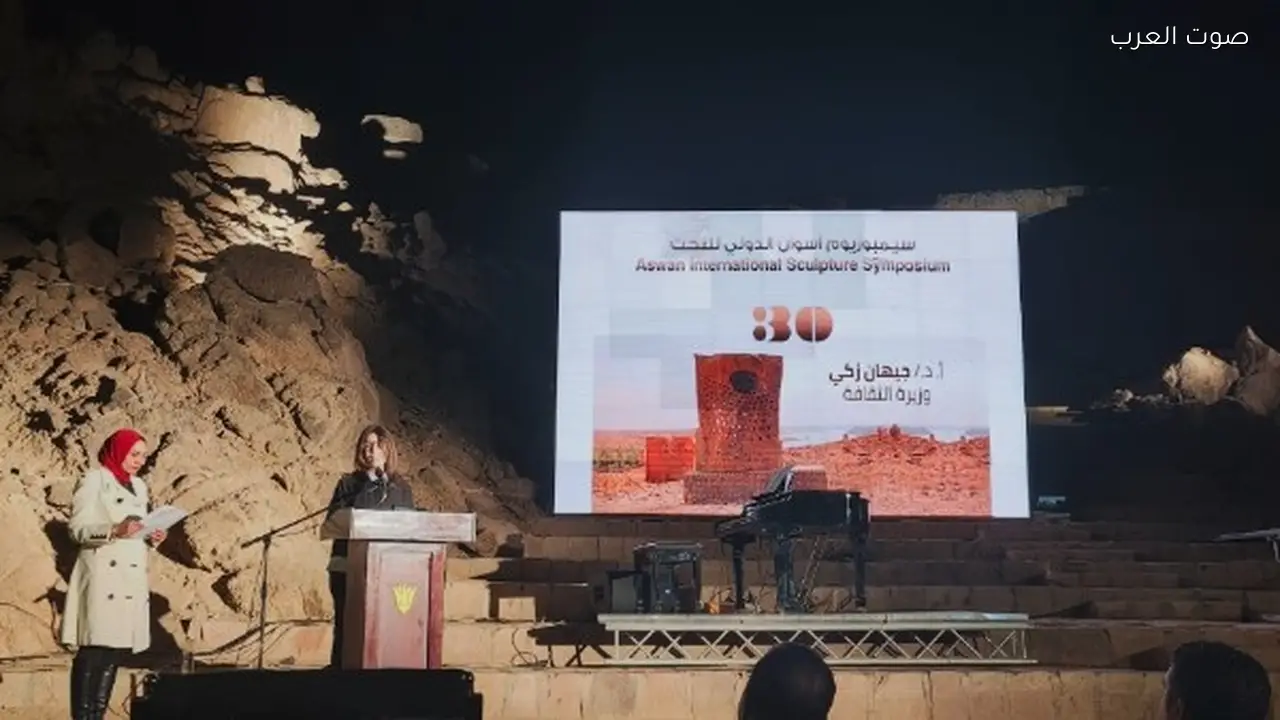 وزيرة الثقافة جيهان زكي تتحدث 6 لغات وتحصل على وسام “فارس” الفرنسي