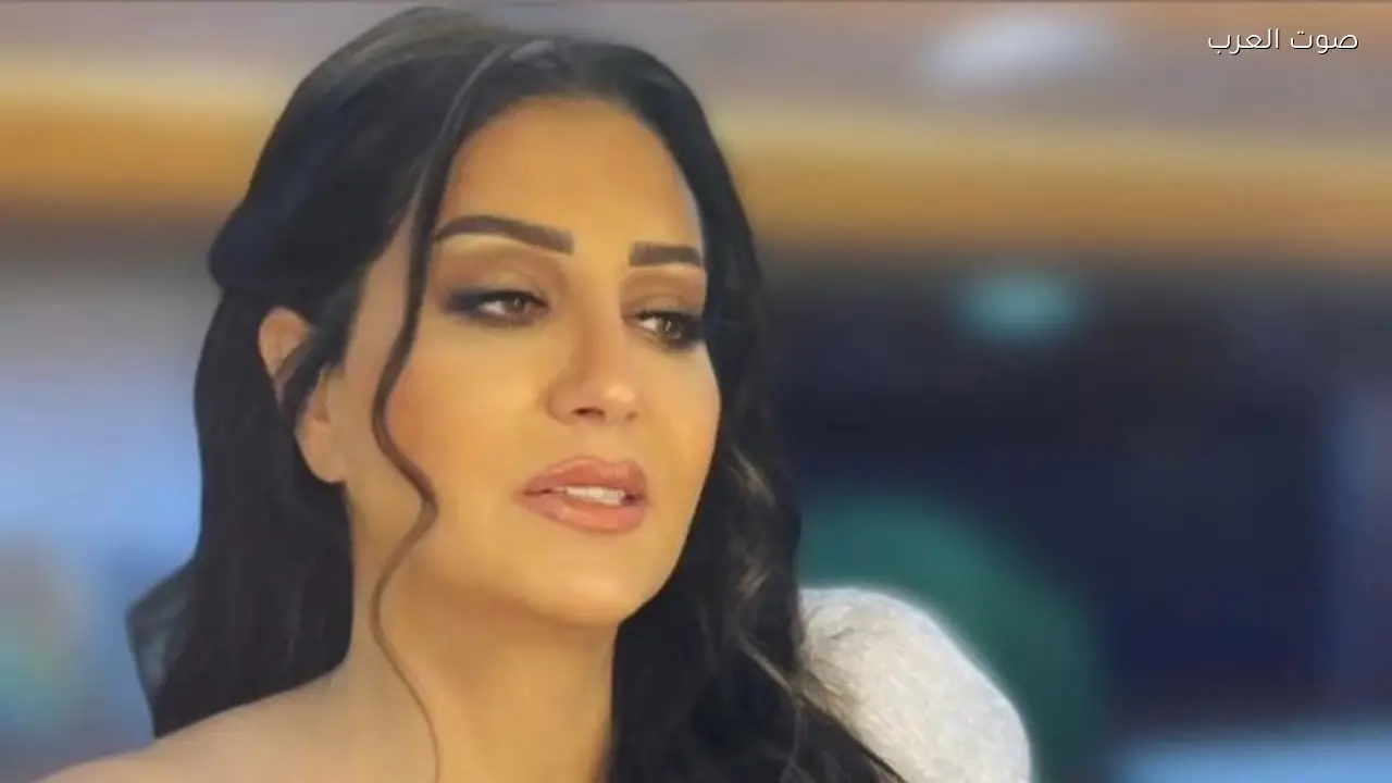 وفاء عامر تتألق بإطلالة شبابية بفستان أبيض