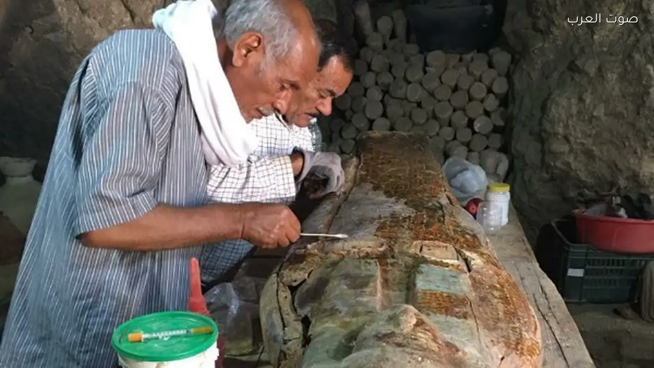 خبير آثار يفسر تفاصيل كشف خبيئة توابيت الأقصر الملونة